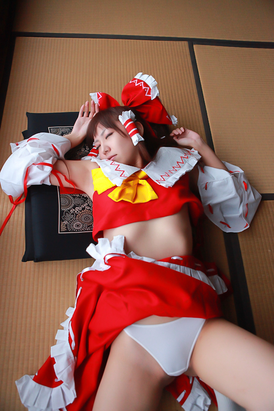 [Cosplay] Reimu Hakurei with dildo and toys - Touhou Project Cosplay